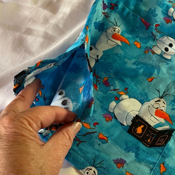 Scrub top with Frozens Olaf! Frozen brand ! 3 X-LARGE - Picture 3 of 5